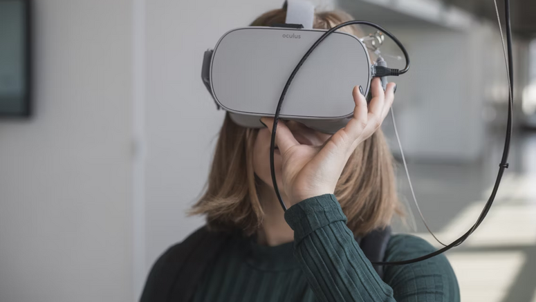 Ragazza con visori di realtà aumentata 