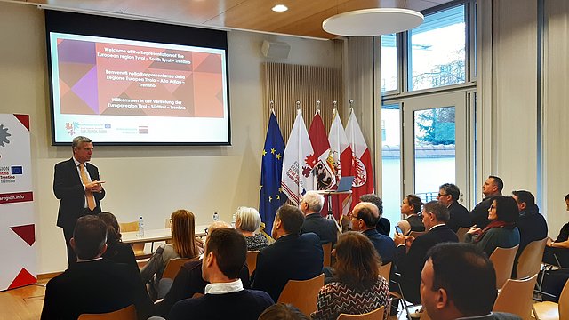 Il gruppo di sindaci ascolta un relatore in una sala .