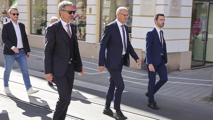 © Werner Gächter Beim Einzug zum EuregioSprintChampion in Innsbruck: (von links) LH-Stv. und Sportreferent Mario Gerber, Südtirols Landeshauptmann Arno Kompatscher, der Euregio-Präsident und Tiroler Landeshauptmann Anton Mattle und der Trentiner Landesrat Simone Marchiori