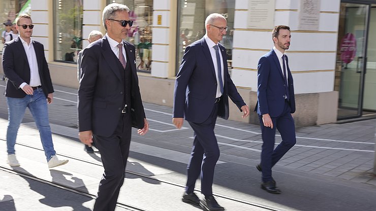Alla cerimonia di apertura dell’EuregioSprintChampion a Innsbruck: (da sinistra) il vicecapitano e referente allo sport del Tirolo Philip Wohlgemuth, il presidente dell’Alto Adige Arno Kompatscher, il presidente dell’Euregio e capitano del Tirolo Anton Mattle e l’assessore provinciale trentino Simone Marchiori