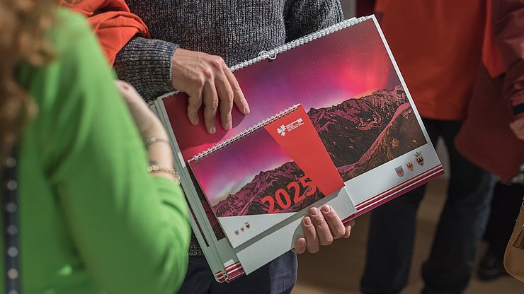 Der Euregio-Kalender 2026 wird am 25. Oktober 2025 vorgestellt. Im Bild: Wand- und Tischkalender des Jahres 2025.