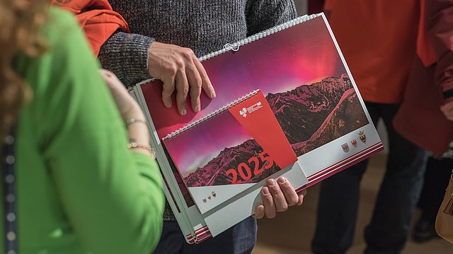 © LPA/Patrizia Corriero Der Euregio-Kalender 2026 wird am 25. Oktober 2025 vorgestellt. Im Bild: Wand- und Tischkalender des Jahres 2025.