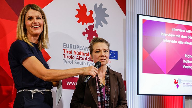 Vesna Caminades (rechts) ist seit 20 Jahren Direktorin des Südtirolbüros in der Vertretung der Euregio in Brüssel. Sie berichtete mit Moderatorin Claudia Messner, Direktorin der Agentur für Presse und Kommunikation, von ihrer Arbeit. 
