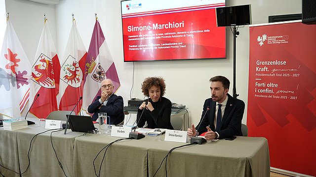 © Euregio Beim Euregio-Dienstag vom 28. Oktober stand die Geschichtsforschung im Mittelpunkt: (von links) Luigi Blanco (Universität Trient, Präsident der Stiftung „Historisches Museum des Trentino“ und OSAII-Vizedirektor), Elisa Bertò (Vertreterin des Trentino im Euregio-Generalsekretariat) und Simone Marchiori (Trentiner Landesrat zur Förderung der Kenntnis der Autonomie).