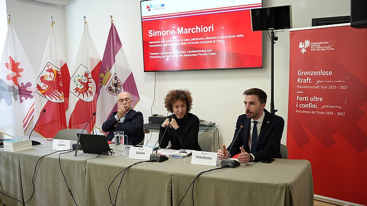 © Euregio Beim Euregio-Dienstag vom 28. Oktober stand die Geschichtsforschung im Mittelpunkt: (von links) Luigi Blanco (Universität Trient, Präsident der Stiftung „Historisches Museum des Trentino“ und OSAII-Vizedirektor), Elisa Bertò (Vertreterin des Trentino im Euregio-Generalsekretariat) und Simone Marchiori (Trentiner Landesrat zur Förderung der Kenntnis der Autonomie).