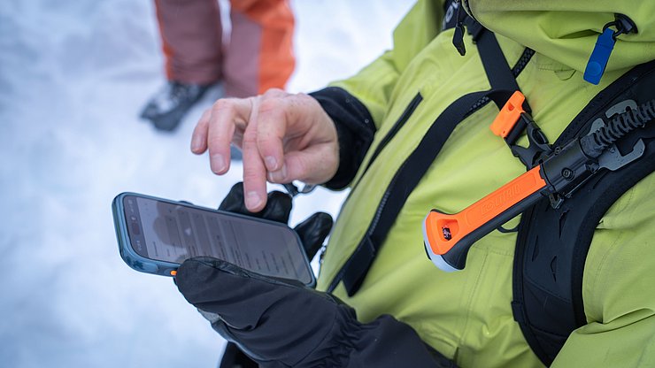 Dank einer neuen App können die Lawinenkommissionsmitglieder die Situation einfacher einschätzen, direkt vor Ort per Smartphone Beobachtungen eintragen, Beurteilungen erstellen und den EntscheidungsträgerInnen empfohlene Maßnahmen – etwa Straßensperrungen – mitteilen.