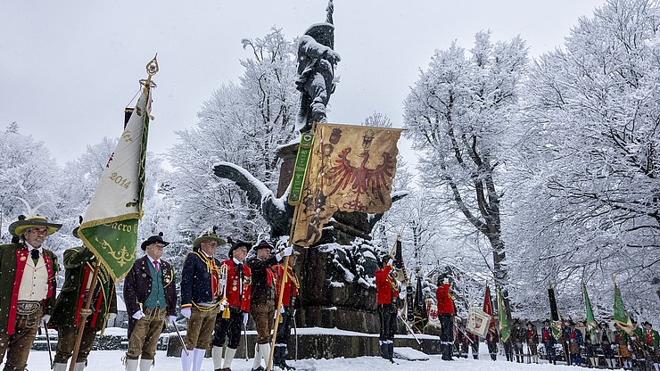 Zahlreiche Verbände und Ehrenformationen fanden sich zum 216. Todestag von Andreas Hofer am Bergisel ein.