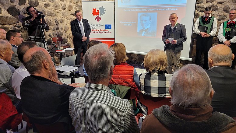 Großer Besucherandrang beim Vortrag des Historikers Michael Gehler (stehend l.) über den deutsch-zimbrischen Politiker Eduard Reut-Nicolussi, zu dem im Rahmen des Euregio-Kulturdonnerstags Eurego-Generalsekretär Christoph von Ach (stehend r.) begrüßte. 