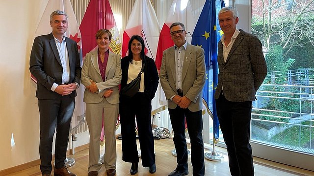 © Euregio/Robert Steger Der Bürgermeister von der Gemeinde Prettau und einige GemeinderatsmitgliederInnen mit dem Südtiroler EU-Abgeordneten Herbert Dorfmann