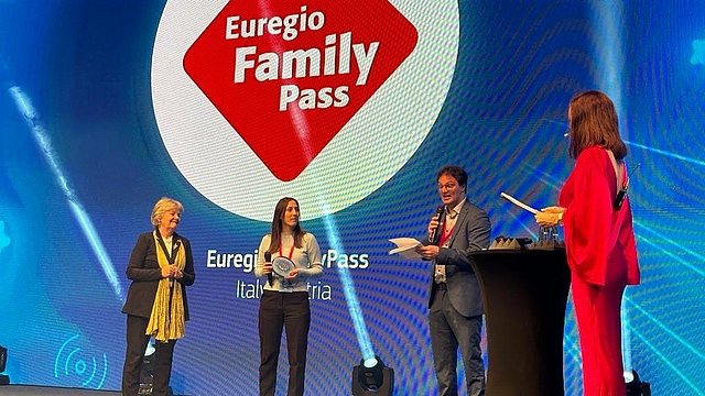 La coordinatrice del progetto Silvia Ramoser (seconda da sinistra) ha ritirato oggi il premio Regiostars 2023 assegnato all'EuregioFamilyPass. Alla cerimonia ha partecipato anche Elisa Ferreira (prima da sinistra), commissaria europea per le Politiche regionali 