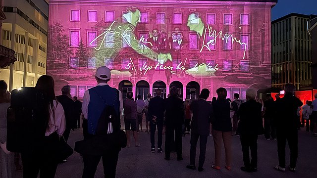 © Consiglio provinciale/Gnews Il palazzo del Consiglio provinciale in piazza Magnago a Bolzano, all’insegna dell’80° anniversario dell’Autonomia