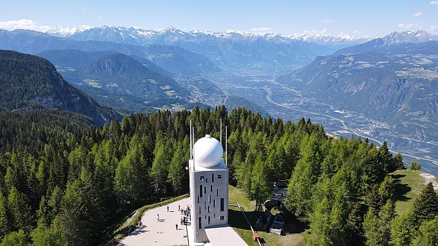 [Translate to Italiano:] Das Doppler-Radar auf dem Gantkofel in der Gemeinde Borgo d'Anaunia an der Grenze zu Südtirol deckt ein Gebiet mit einem Radius von 120 Kilometern ab und kann somit die gesamte Region Trentino-Südtirol überwachen. 