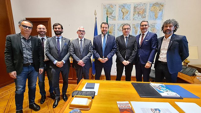 © Ufficio stampa Regione Trentino-Alto Adige/Davide Cordua Arno Kompatscher (secondo da destra) e Maurizio Fugatti (terzo da destra) all'incontro con il ministro e vicepremier Matteo Salvini (quarto da destra)