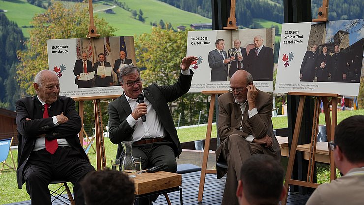 © Euregio/Armin Gluderer 3 Länder, 3 Landeshauptleute a.D., 1 Euregio: von links Luis Durnwalder, Günther Platter und Lorenzo Dellai blickten auf die Anfänge der Euregio und 15 Jahre Erfolgsgeschichte grenzüberschreitender Zusammenarbeit zurück.