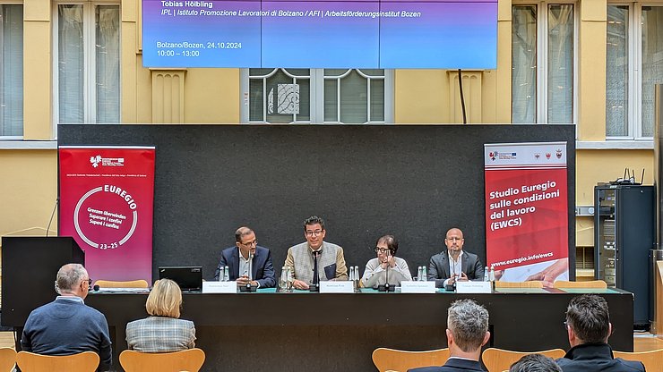 Tavola rotonda con gli esperti del gruppo di lavoro tecnico dello studio EWCS. (Da sinistra): Domenico Rief, Camera del Lavoro del Tirolo, Matthias Fink, Segreteriato generale dell'Euregio, Isabella Speziali, Agenzia del Lavoro della Provincia di Trento e Tobias Hölbling, ricercatore presso AFI-IPL.