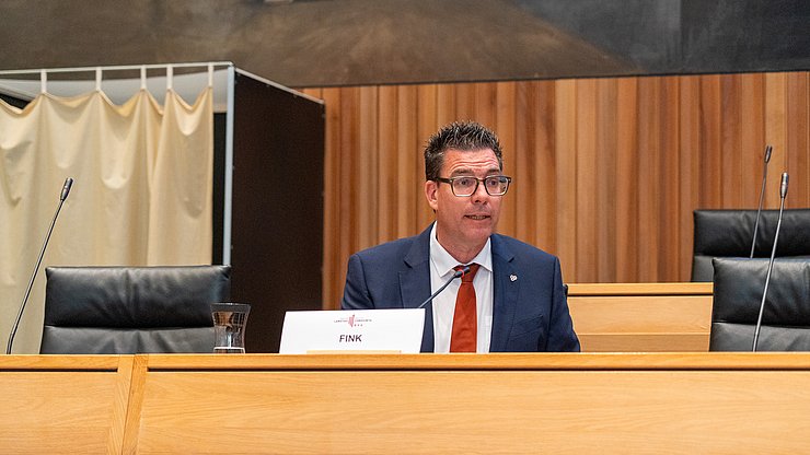 Il segretario generale Matthias Fink ha presentato la relazione intermedia dell'Euregio.