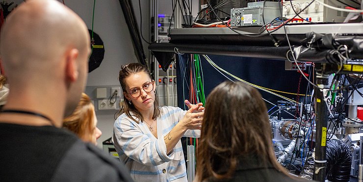 Il progetto "TIQIT - Trento Innsbruck Quantum Information Tour" riunisce studenti e ricercatori delle Università di Innsbruck e Trento sul tema delle tecnologie dell'informazione quantistica. In foto una scienziata in laboratorio.