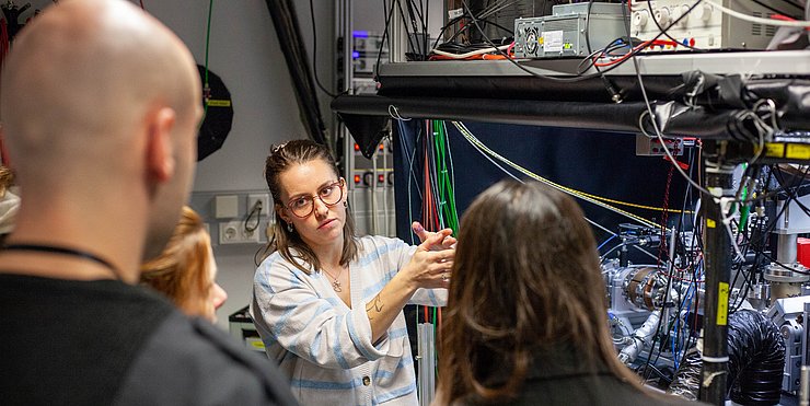 Das Projekt „TIQIT – Trento Innsbruck Quantum Information Tour“ bringt Studierende und Forschende der Universitäten Innsbruck und Trient zum Thema Quanteninformationstechnologien zusammen. Im Bild eine Wissenschaftlerin im Labor.