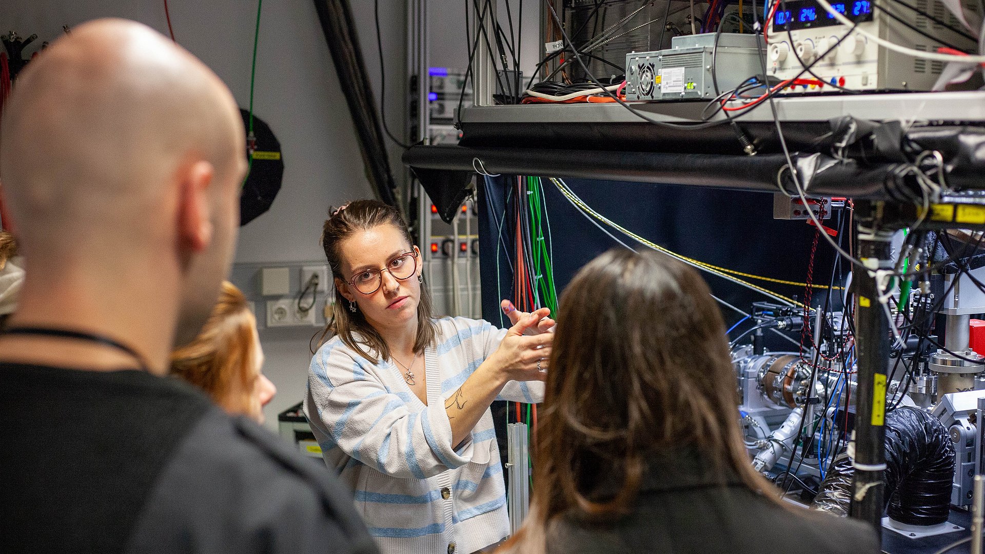 Das Projekt „TIQIT – Trento Innsbruck Quantum Information Tour“ bringt Studierende und Forschende der Universitäten Innsbruck und Trient zum Thema Quanteninformationstechnologien zusammen. Im Bild eine Wissenschaftlerin im Labor.