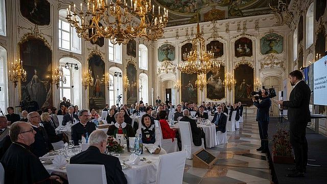 La cerimonia di consegna delle onorificenze nella Riesensaal della Hofburg di Innsbruck nel 2023