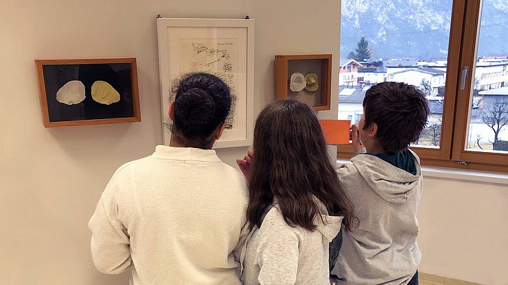 Das in Tirol entstandene Projekt "KIDS - Kunst in die Schule" fördert seit dem Schuljahr 2023/24 neue Möglichkeiten der Auseinandersetzung mit Kunst in der gesamten Euregio.