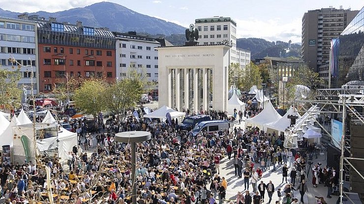 Tag der offenen Tür des Landes Tirol am 26. Oktober: Am Platz vor dem Landhaus gibt es immer ein reichhaltiges Rahmenprogramm.