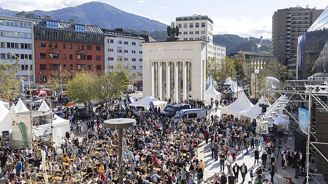 © Land Tirol/Die Fotografen Tag der offenen Tür des Landes Tirol am 26. Oktober: Am Platz vor dem Landhaus gibt es immer ein reichhaltiges Rahmenprogramm.
