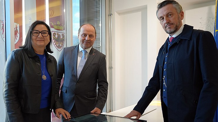 © Land Tirol/Sidon Testeten den digitalen "Zeitstrahl" der Euregio-Ausstellung in Innsbruck: (von links) Brigitte Truschnegg (Universität Innsbruck), Tirols Landeshauptmannstellvertreter Josef Geisler und Kurt Scharr (Universität Innsbruck).
