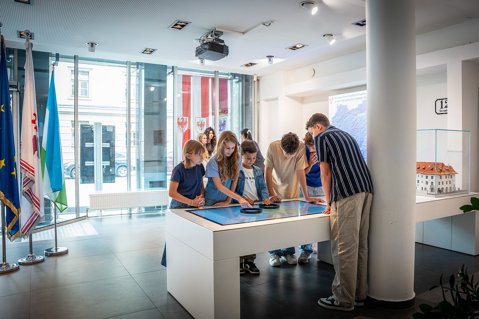 Numerose classi scolastiche visitano la mostra dell’Euregio-Infopoint a Innsbruck
