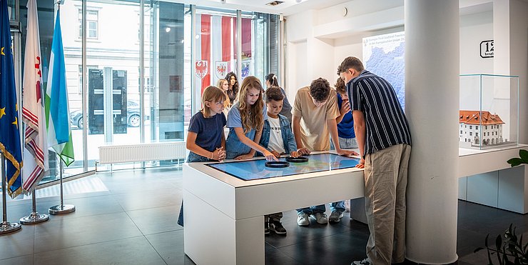 Unzählige Schulklassen besuchen die Ausstellung des Euregio-Infopoints in Innsbruck