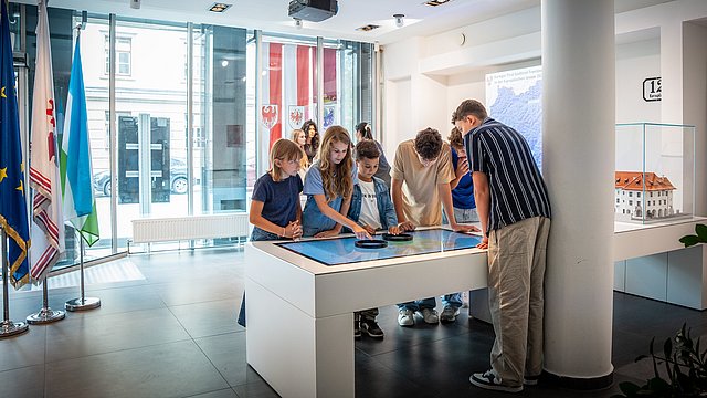 Numerose classi scolastiche visitano la mostra dell’Euregio-Infopoint a Innsbruck