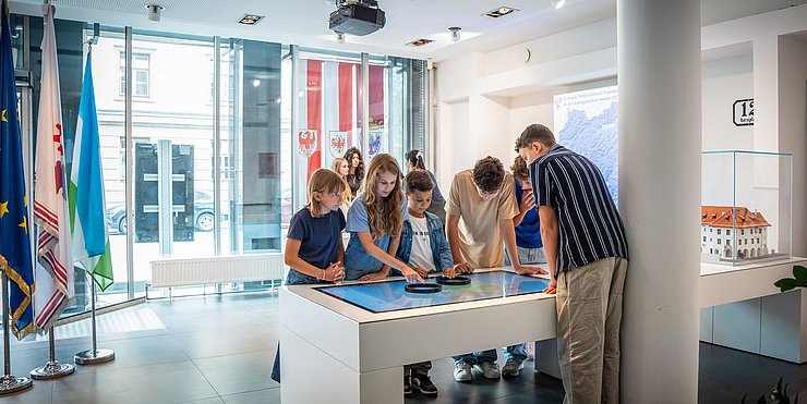 © Fitsch/Land Tirol Numerose classi scolastiche visitano la mostra dell’Euregio-Infopoint a Innsbruck