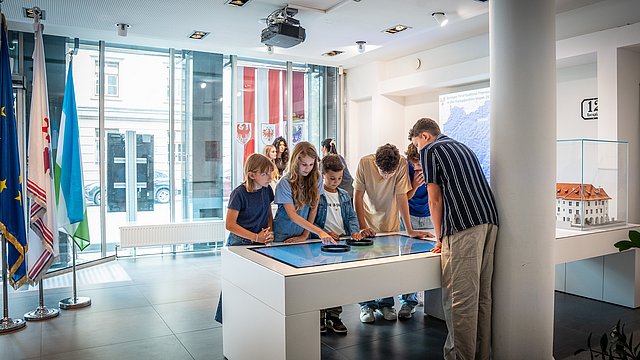 © Fitsch/Land Tirolo Mostra interattiva sull’Euregio a Innsbruck: classi del Tirolo, dell’Alto Adige e del Trentino possono prenotare visite guidate durante tutto l’anno scolastico.