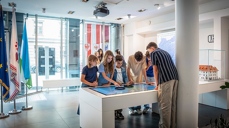 © Fitsch/Land Tirol Interaktive Euregio-Ausstellung in Innsbruck: Klassen aus Tirol, Südtirol und dem Trentino können das ganze Schuljahr Führungen buchen.