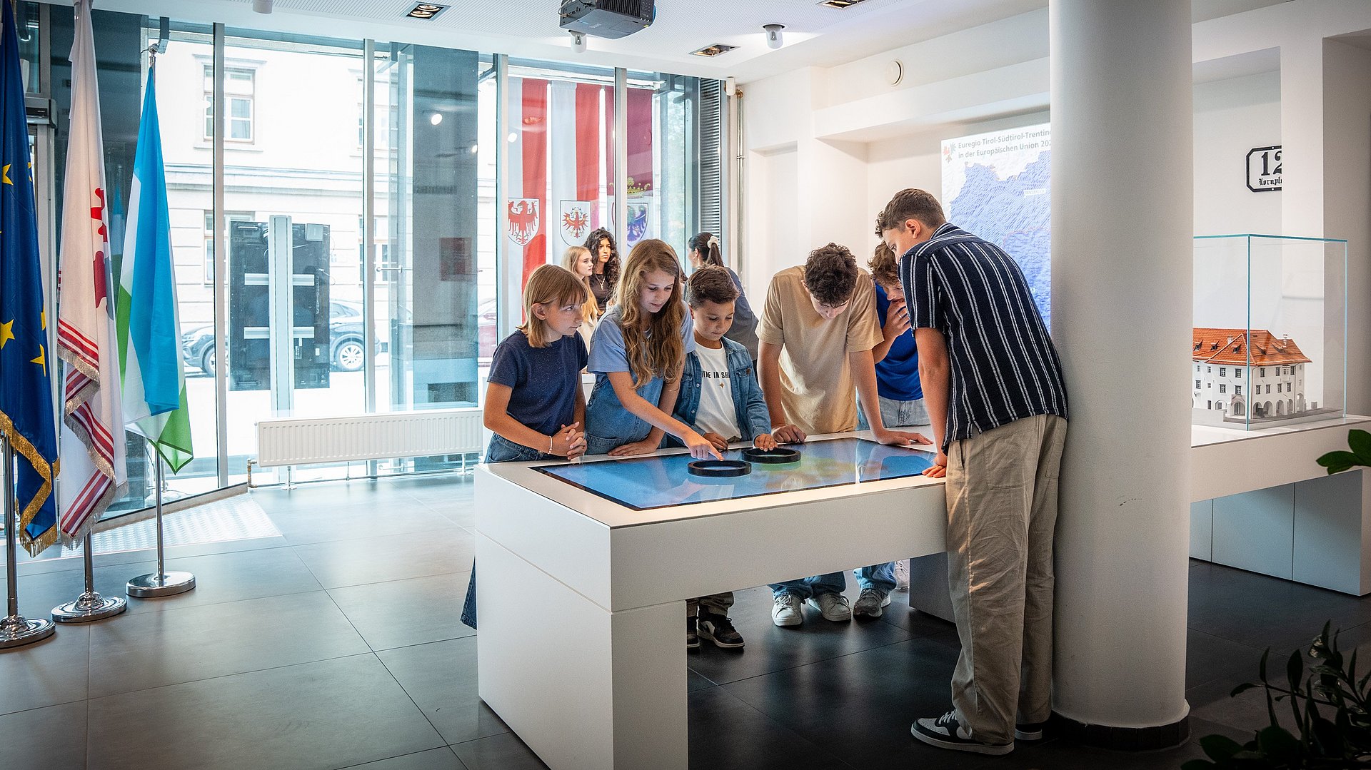 Unzählige Schulklassen besuchen die Ausstellung des Euregio-Infopoints in Innsbruck
