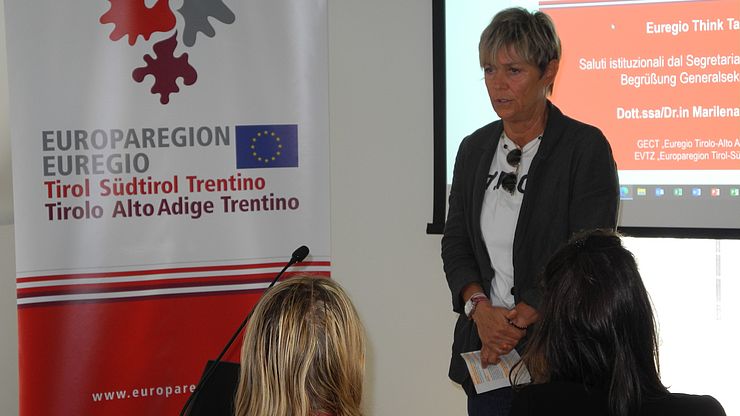 Euregio-Vertreterin Marilena Defrancesco begrüßt die Fachleute aus Tirol, Südtirol und dem Trentino, welche sich mit dem Thema Maßnahmen gegen Gewalt an Frauen befassen     