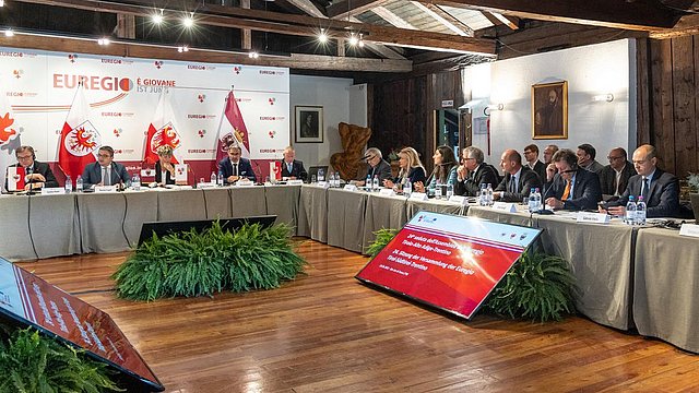 Sitzung des Vorstandes und der Versammlung der Euregio in S. Giovanni di Fassa. Im Bild von links nach rechts: Simon Lochmann, Günther Platter, Maurizio Fugatti, Marilena Defrancesco und Arno Kompatscher