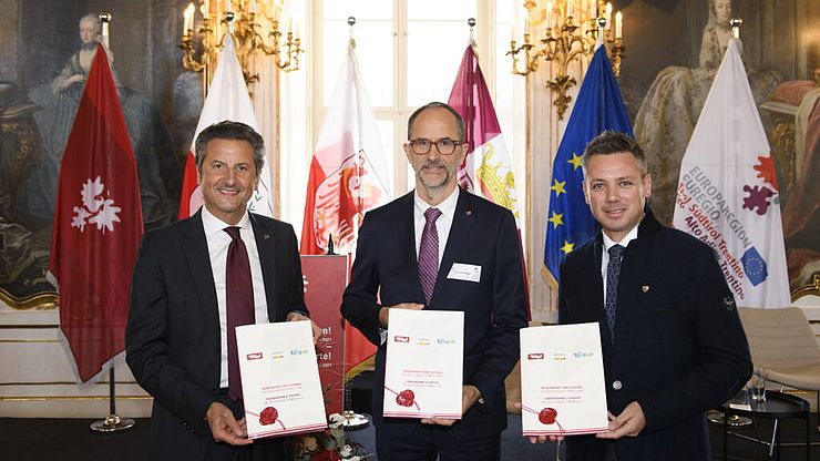 Maurizio Rossini (Geschäftsführer von Trentino Marketing), Florian Phleps (Geschäftsführer der Tirol Werbung) und Erwin Hinteregger (CEO von IDM Südtirol, v.l.) unterzeichnen am 1. Oktober 2021 den Gründungsvertrag für den EVTZ Euregio Connect