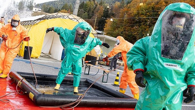 Durante l'esercitazione è stata ipotizzata, ad esempio, una fuoriuscita di acido acetico: l'immagine mostra uno degli scenari dell'esercitazione transfrontaliera di controllo delle catastrofi alla stazione ferroviaria di Steinach am Brenner con ospedale da campo. 