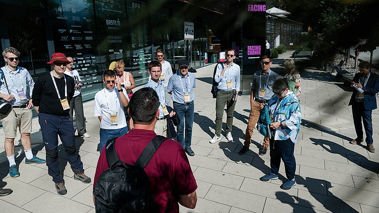 © EFA/Elisabeth Mandl The Euregio Tyrol-South Tyrol-Trentino always places great importance on engaging with young people at the European Forum Alpbach. Pictured: Setting off on a hike organised by the Euregio Academy 2025