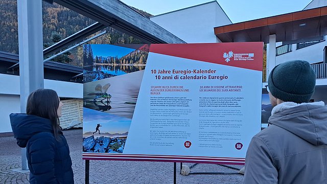 © Euregio Seit 10. November ist die Wanderausstellung "10 Jahre Euregio-Kalender" erstmals in Südtirol zu sehen.