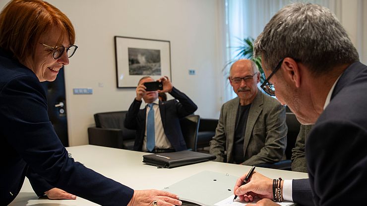 Il presidente Kompatscher (a destra) alla firma del contratto di comproprietà del Rifugio Europa avvenuta oggi, 18 maggio (