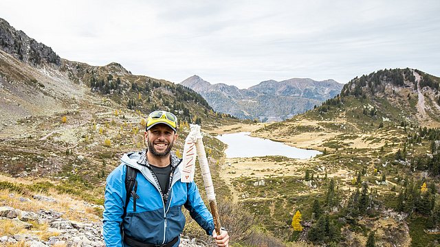© Dolomiti media house Nel 2021 il bastone da escursionista, nel 2025 la bandiera da escursionista: Danilo Callegari consegna il simbolo dell'Anno dei Musei dell'Euregio
