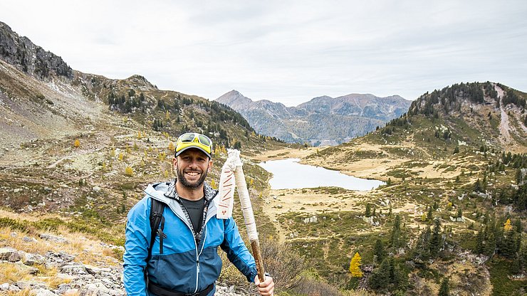 © Dolomiti media house Nel 2021 il bastone da escursionista, nel 2025 la bandiera da escursionista: Danilo Callegari consegna il simbolo dell'Anno dei Musei dell'Euregio
