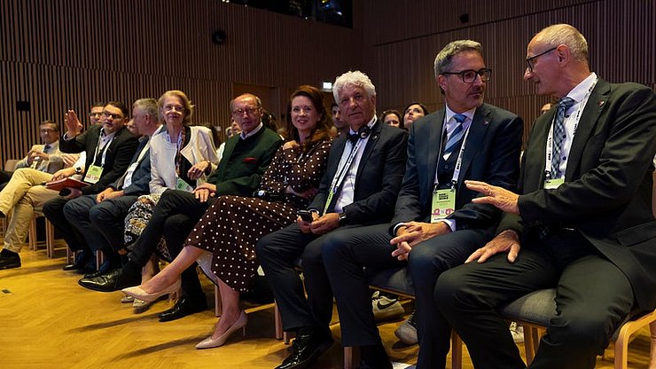 © Land Tirol/Sedlak Blick ins Publikum mit: (von rechts) Landeshauptleute Anton Mattle (Tirol), Arno Kompatscher (Südtirol), Landtagspräsident Claudio Soini (Trentino), Kata Tüttő, Präsidentin des Europäischen Ausschusses der Regionen und Othmar Karas, Präsident des European Forum Alpbach.