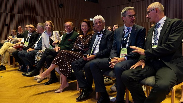 © Land Tirol/Sedlak Blick ins Publikum mit: (von rechts) Landeshauptleute Anton Mattle (Tirol), Arno Kompatscher (Südtirol), Landtagspräsident Claudio Soini (Trentino), Kata Tüttő, Präsidentin des Europäischen Ausschusses der Regionen und Othmar Karas, Präsident des European Forum Alpbach.