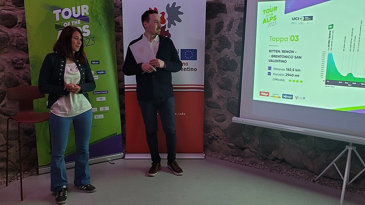 Die Vizebürgermeisterin und Sportreferentin der Gemeinede Brentonico im Gespräch mit dem Kommunikationsverantwortlichen der Tour of the Alps, David Evangelista 