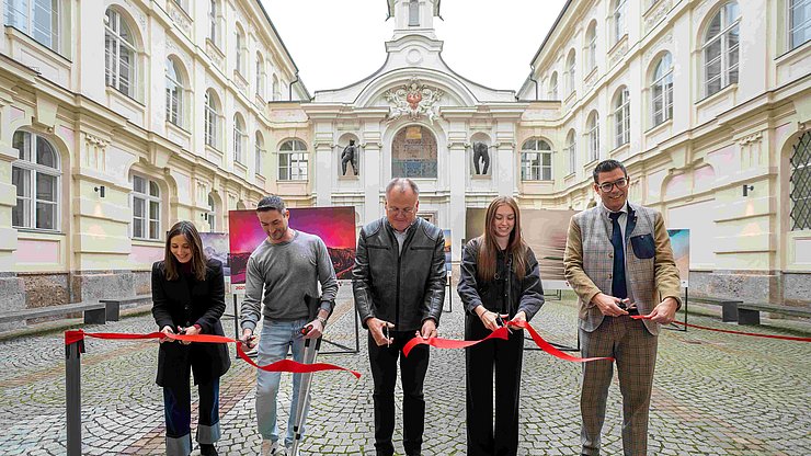 © LandTirol/DanijelJovanovic Banddurchschneidung für die Wanderausstellung "10 Jahre Euregio-Kalender" mit (von links) Projektleiterin Silvia Ramoser, den Titelfotografen Ennio Scarcelli, Hans Bergmann und Denise Laßnig und Euregio-Generalsekretär Matthias Fink.