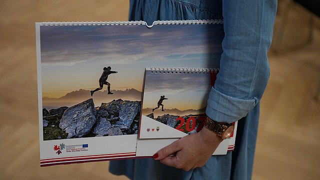 Il calendario dell’Euregio viene realizzato in formato da tavolo e da parete (in foto l’edizione del 2026). Si possono inviare foto relative a soggetti del Tirolo, dell’Alto Adige e del Trentino.