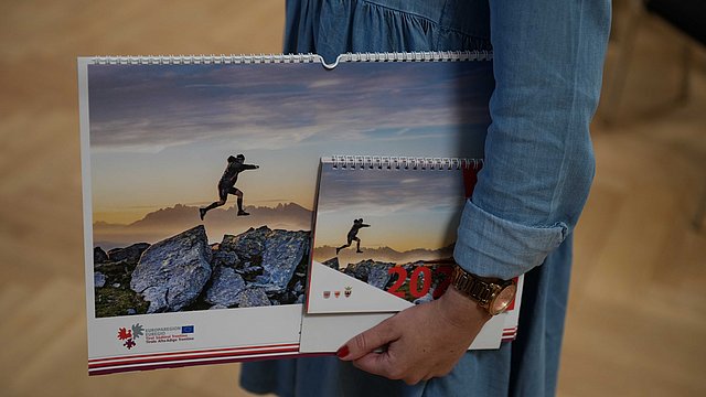 © LandTirol/DanijelJovanovic Der Euregio-Kalender 2026 ist im Wand- und Tischkalender-Format kostenlos erhältlich.